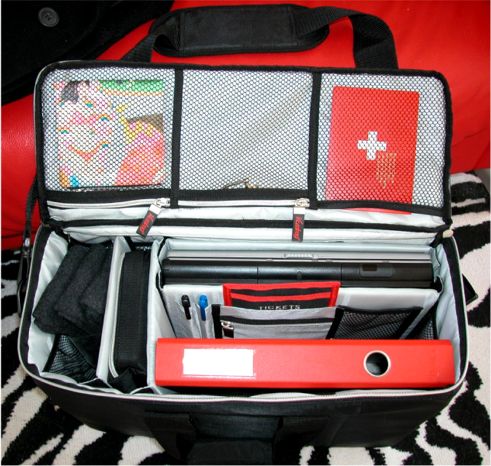 Kreabag Businesskit. 2 Lngsunterteilung, eine davon mit Penhalter, Passcasehalter und Handyhalter und Reissverschlussfach. fr alle Notebooks in "Ordnergrsse".  Passend fr alle Kreabag  ( 2 & 3 )und Kreabag-back ( 2 & 3 ) .